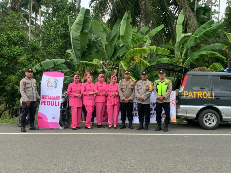 Kapolsek Ulim IPTU Saiful Bahri bersama personil Polsek Ulim serta Bhayangkari Ranting Ulim melaksanakan kegiatan pembagian takjil kepada masyarakat. Minggu, 9 Maret 2025,