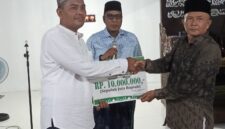 Penyerahan Sumbangan Kemakmuran masjid oleh Tim Safari Ramadhan di terima oleh Bendahara Masjid Tgk.Dipucok Krueng Beuracan Senin,(10/03/2025)