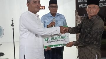 Penyerahan Sumbangan Kemakmuran masjid oleh Tim Safari Ramadhan di terima oleh Bendahara Masjid Tgk.Dipucok Krueng Beuracan Senin,(10/03/2025)