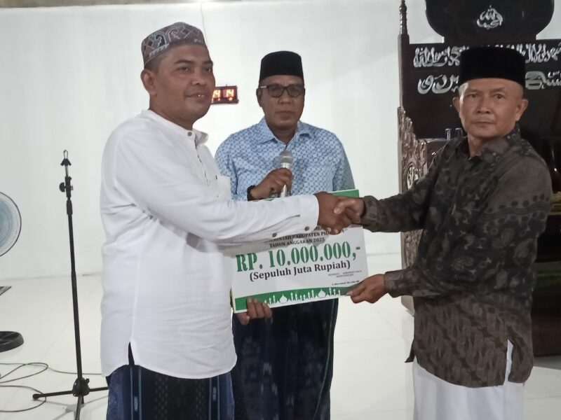 Penyerahan Sumbangan Kemakmuran masjid oleh Tim Safari Ramadhan di terima oleh Bendahara Masjid Tgk.Dipucok Krueng Beuracan Senin,(10/03/2025)