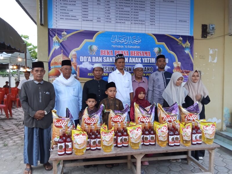 Santunan Anak Yatim-piatu, Warnai Buka Puasa Bersama Warga Teupin Peuraho.berlangsung di halaman Meunasah  Dusun Teupin Peuraho Gampong Teupin Peuraho kecamatan Meureudu Pidie Jaya. Sabtu sore (22-03-2025) foto Jurnalis TLii.