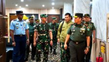  Mayor Jenderal TNI Niko Fahrizal, M.Tr.(Han)., bersama Ketua Persit Kartika Chandra Kirana (KCK) Daerah IM,menyambut kedatangan Panglima Komando Gabungan Wilayah Pertahanan I (Pangkogabwilhan I), Letnan Jenderal TNI Kunto Arief Wibowo,  pada Selasa (18/3/2025).