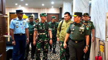  Mayor Jenderal TNI Niko Fahrizal, M.Tr.(Han)., bersama Ketua Persit Kartika Chandra Kirana (KCK) Daerah IM,menyambut kedatangan Panglima Komando Gabungan Wilayah Pertahanan I (Pangkogabwilhan I), Letnan Jenderal TNI Kunto Arief Wibowo,  pada Selasa (18/3/2025).