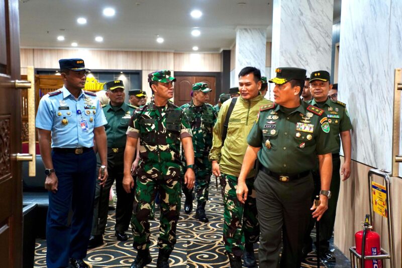  Mayor Jenderal TNI Niko Fahrizal, M.Tr.(Han)., bersama Ketua Persit Kartika Chandra Kirana (KCK) Daerah IM,menyambut kedatangan Panglima Komando Gabungan Wilayah Pertahanan I (Pangkogabwilhan I), Letnan Jenderal TNI Kunto Arief Wibowo,  pada Selasa (18/3/2025).