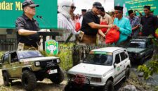 Mayor Jenderal TNI Niko Fahrizal, M.Tr. (Han), bersama Ketua Persit Kartika Chandra Kirana Daerah Iskandar Muda, Ny. Eva Niko Fahrizal, turut serta dalam kegiatan Ramadhan Offroad  di Gampoeng Mon Ara, Kecamatan Montasik, Kabupaten Aceh Besar, pada Sabtu (15/3/2025).
