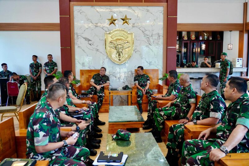 Mayor Jenderal TNI Niko Fahrizal, M.Tr. (Han), menerima kunjungan Asisten Operasi Kepala Staf Angkatan Darat (Asops Kasad), Mayjen TNI Christian Kurnianto Tehuteru beserta Istri di Bale Sanggamara, Markas Kodam Iskandar Muda, Jumat (7/3/2025).