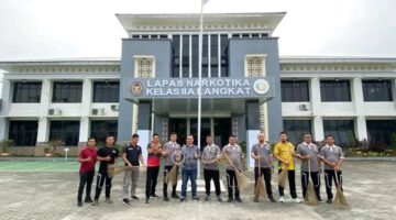 Giat Jum’at Bersih, Petugas Dan Warga Binaan Lapas Narkotika Langkat Bersama-Sama Bersihkan Area Lapas