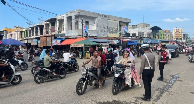 Polres Pidie Jaya bersama Polsek jajaran melaksanakan patroli dan pengaturan lalu lintas di pasar tumpah Minggu, 2 Maret 2025.foto.ist