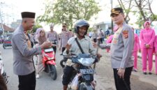 Kapolres Pidie Jaya AKBP Ahmad Faisal Pasaribu, S.H., S.I.K., M.H., bersama Ketua Bhayangkari Cabang Pidie Jaya Ny. Dewi Faisal Pasaribu serta jajaran Pejabat Utama (PJU) Polres Pidie Jaya, melaksanakan kegiatan pembagian takjil kepada masyarakat pengguna jalan di Kota Meureudu, Senin (3/3/2025)