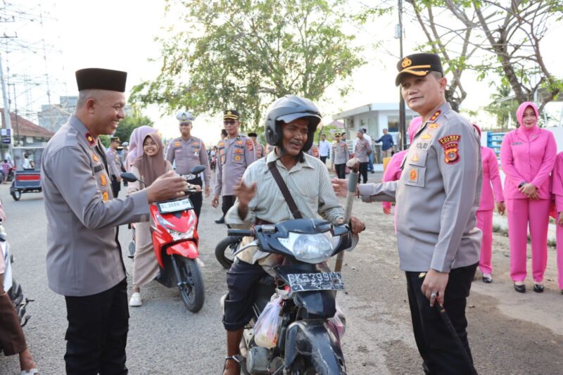 Kapolres Pidie Jaya AKBP Ahmad Faisal Pasaribu, S.H., S.I.K., M.H., bersama Ketua Bhayangkari Cabang Pidie Jaya Ny. Dewi Faisal Pasaribu serta jajaran Pejabat Utama (PJU) Polres Pidie Jaya, melaksanakan kegiatan pembagian takjil kepada masyarakat pengguna jalan di Kota Meureudu, Senin (3/3/2025)