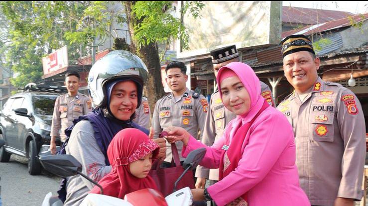 Bulan Penuh Berkah,Polres Aceh Besar Bagikan Takjil Kepada Masyarakat Pengguna Jalan