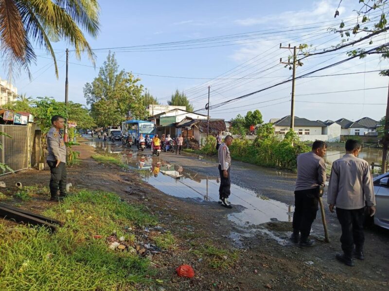 Belum Sebulan Menjabat Kapolsek KBJ, AKP Winarto Lakukan Aksi Tambal Jalan Bersama Personel