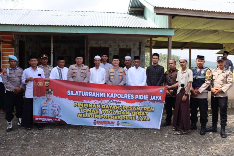 Kapolres Pidie Jaya AKBP Ahmad Faisal Pasaribu, S.H., S.I.K., M.H., mengadakan silaturrahmi dengan Pimpinan Dayah Babul Hijrah Al-Munawarah, Tgk. Juli Andika Hasbi, di Gampong Peurade, Kecamatan Panteraja,  Jumat (7/3/2025) foto.ist