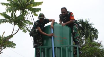 Meskipun Berpuasa, Satgas TMMD Tetap Semangat Pasang Tendon Air Bersih Untuk Warga