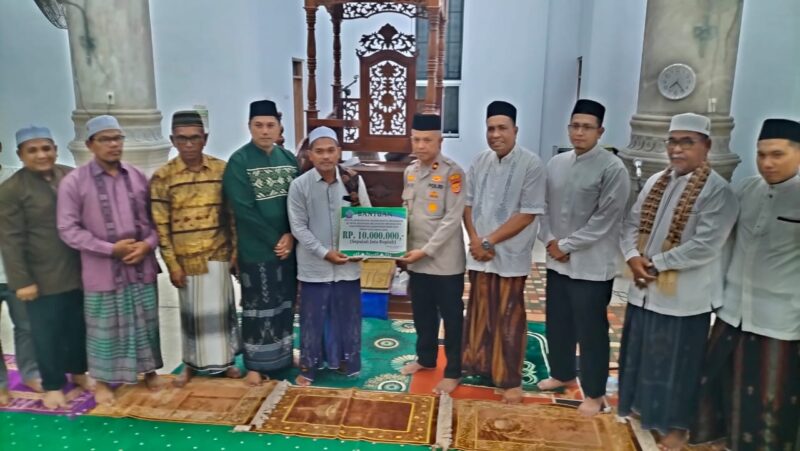 Wakapolres Pidie Jaya, Kompol Muara Uli Saut Hamonangan, S.E., M.M., bersama Wakil Bupati Pidie Jaya, Hasan Basri, S.T., M.M., menggelar buka puasa bersama dan  Mesjid Baitul Muqarram, Gampong Geunteng, Kecamatan Meurah Dua, Kabupaten Pidie Jaya, Sabtu, 8 Maret 2025.