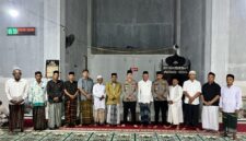 Kapolres Pidie Jaya AKBP Ahmad Faisal Pasaribu, S.H., S.I.K., M.H., bersama Pejabat Utama (PJU) Polres Pidie Jaya, Khatib Masjid dan Jamaah foto bersama setelah salat Subuh di Masjid Tgk Di Pucok Krueng Beuracan, Kecamatan Meureudu, Kabupaten Pidie Jaya,  Senin (10/3/2025)foto.Ist.