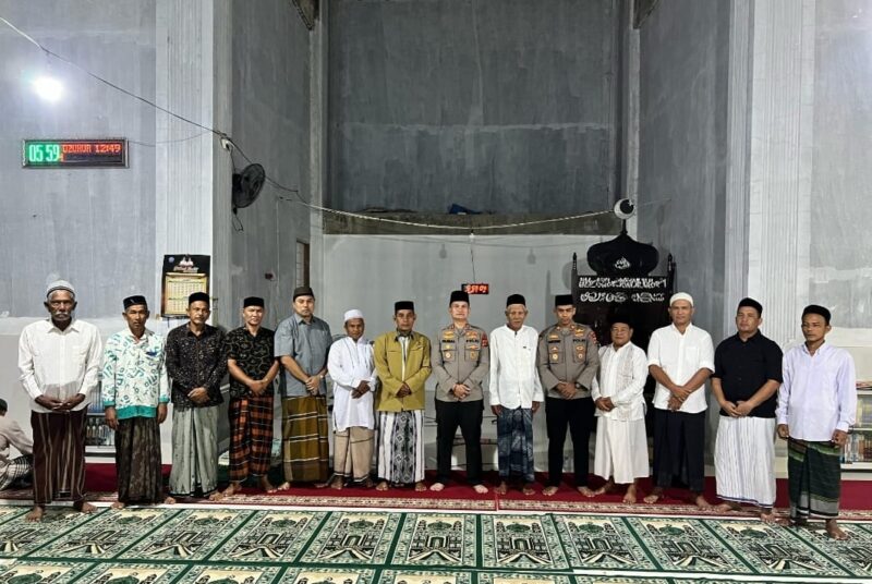 Kapolres Pidie Jaya AKBP Ahmad Faisal Pasaribu, S.H., S.I.K., M.H., bersama Pejabat Utama (PJU) Polres Pidie Jaya, Khatib Masjid dan Jamaah foto bersama setelah salat Subuh di Masjid Tgk Di Pucok Krueng Beuracan, Kecamatan Meureudu, Kabupaten Pidie Jaya,  Senin (10/3/2025)foto.Ist.