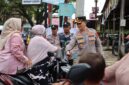 Kapolres Pidie Jaya AKBP Ahmad Faisal Pasaribu, S.H., S.I.K., M.H., bersama jajaran Polres dan Polsek Bandar Dua, bagikan takjil di Simpang Jangka Buya, Gampong Ulee Gle, Kecamatan Bandar Dua. Senin, 10 Maret 2025.