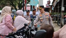 Kapolres Pidie Jaya AKBP Ahmad Faisal Pasaribu, S.H., S.I.K., M.H., bersama jajaran Polres dan Polsek Bandar Dua, bagikan takjil di Simpang Jangka Buya, Gampong Ulee Gle, Kecamatan Bandar Dua. Senin, 10 Maret 2025.