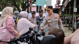 Kapolres Pidie Jaya AKBP Ahmad Faisal Pasaribu, S.H., S.I.K., M.H., bersama jajaran Polres dan Polsek Bandar Dua, bagikan takjil di Simpang Jangka Buya, Gampong Ulee Gle, Kecamatan Bandar Dua. Senin, 10 Maret 2025.