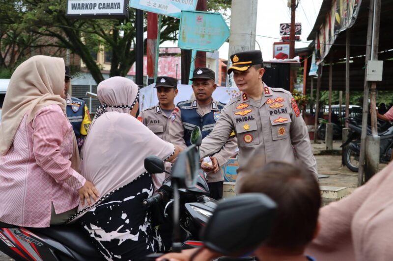 Kapolres Pidie Jaya AKBP Ahmad Faisal Pasaribu, S.H., S.I.K., M.H., bersama jajaran Polres dan Polsek Bandar Dua, bagikan takjil di Simpang Jangka Buya, Gampong Ulee Gle, Kecamatan Bandar Dua. Senin, 10 Maret 2025.