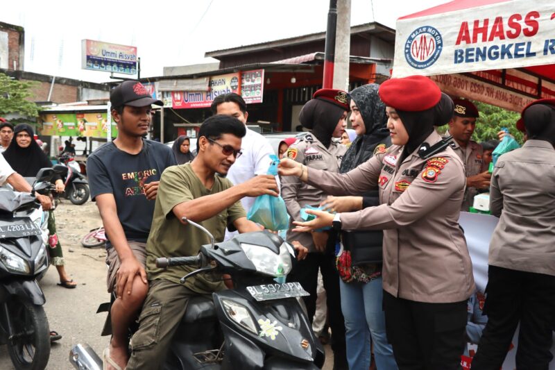 Personil Polisi Baret Merah bagikan takjil gratis kepada masyarakat. di kecamatan Jangka Buya. Selasa (11/3) Foto.Ist