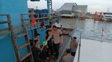 Sat Polairud Polres Tanjungbalai Berbagi Takjil Kepada Nelayan