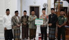 Kapolres Pidie Jaya AKBP Ahmad Faisal Pasaribu, S.H., S.I.K., M.H. bersama jajaran Forum Koordinasi Pimpinan Daerah (Forkopimda) Kabupaten Pidie Jaya, Serahkan  Bantuan Operasional Masjid Baitul Fuqara, Gampong Paru Keudee, Kecamatan Bandar Baru, Selasa (11/3/2025). Foto.Ist.