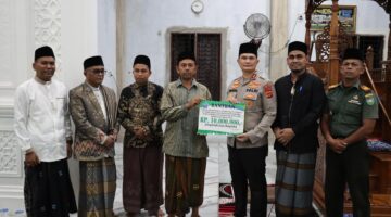 Kapolres Pidie Jaya AKBP Ahmad Faisal Pasaribu, S.H., S.I.K., M.H. bersama jajaran Forum Koordinasi Pimpinan Daerah (Forkopimda) Kabupaten Pidie Jaya, Serahkan  Bantuan Operasional Masjid Baitul Fuqara, Gampong Paru Keudee, Kecamatan Bandar Baru, Selasa (11/3/2025). Foto.Ist.