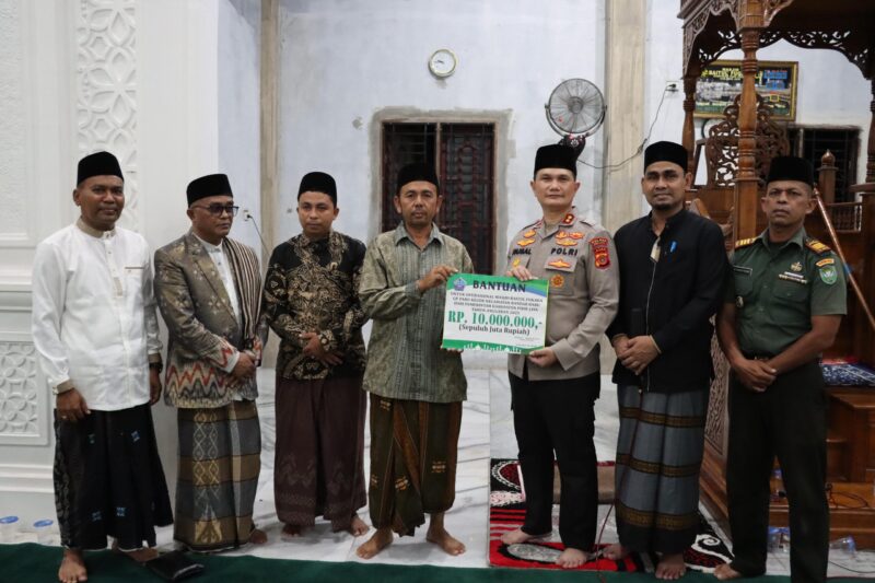 Kapolres Pidie Jaya AKBP Ahmad Faisal Pasaribu, S.H., S.I.K., M.H. bersama jajaran Forum Koordinasi Pimpinan Daerah (Forkopimda) Kabupaten Pidie Jaya, Serahkan  Bantuan Operasional Masjid Baitul Fuqara, Gampong Paru Keudee, Kecamatan Bandar Baru, Selasa (11/3/2025). Foto.Ist.