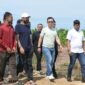 Gubernur Aceh, Muzakir Manaf bersama investor asal Jakarta meninjau lahan tempat pembangunan pabrik rokok yang berada di Gampong Paya Gaboh, Kec. Sawang, Kab. Aceh Utara, Senin, (10/3/2025). 