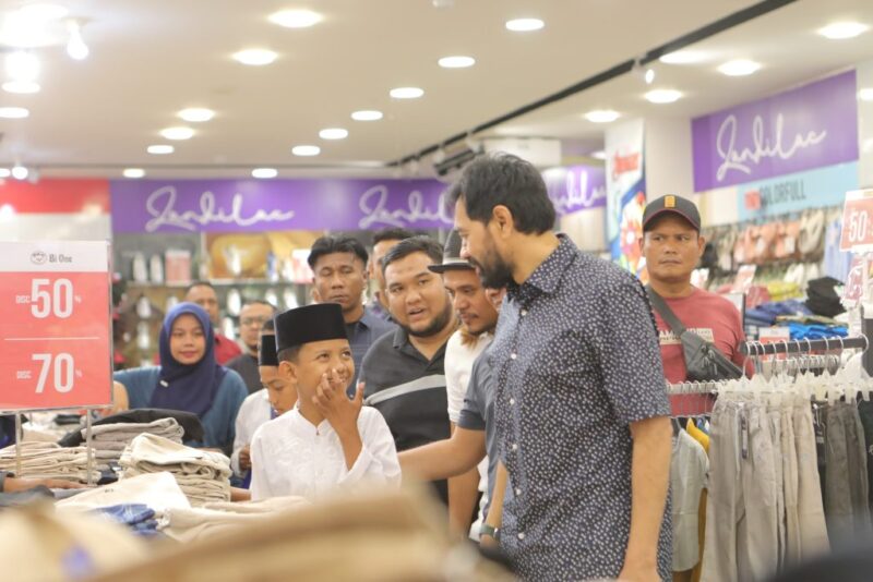 Mualem Boyong 120 Anak Yatim Belanja Baju Lebaran di Suzuya Lhokseumawe