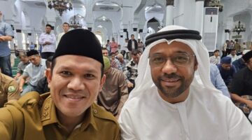 Setelah Kunjungan Kerja, Duta UEA Solat Bersama Dengan Wagub Aceh di Masjid Raya