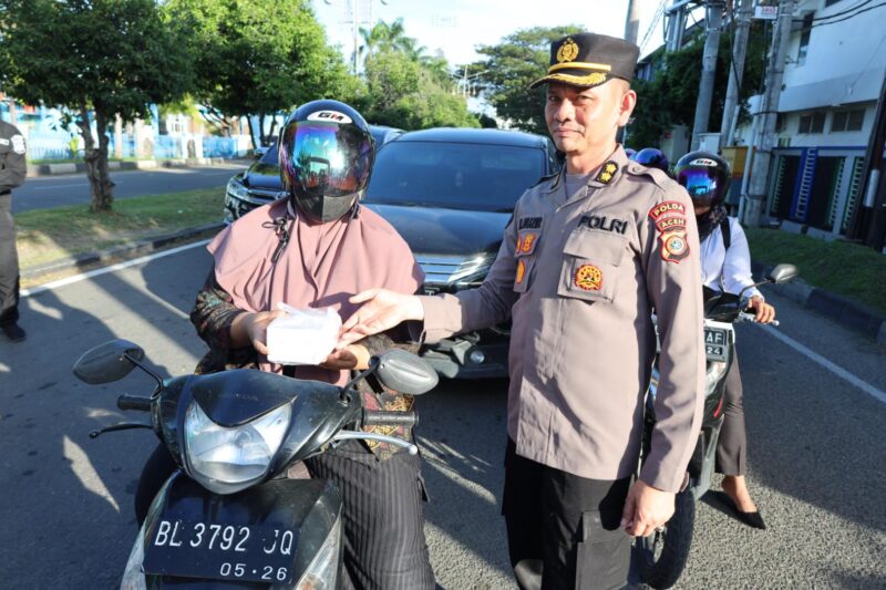 *Bidhumas Polda Aceh Bagikan Takjil kepada Pengendara*