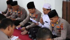 Kapolres Pidie Jaya Pimpin Binrohtal: Polisi Harus Beriman dan Profesional di Masjid Al Fahri Polres Pidie Jaya pada Kamis (13/3 Foto. Ist