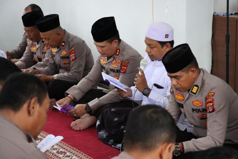 Kapolres Pidie Jaya Pimpin Binrohtal: Polisi Harus Beriman dan Profesional di Masjid Al Fahri Polres Pidie Jaya pada Kamis (13/3 Foto. Ist