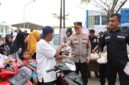 Dalam semangat berbagi dan menebar keberkahan di bulan suci Ramadhan 1446 H, Polres Pidie Jaya telah membagikan 3.500 paket takjil kepada masyarakat. (Foto. Isti)