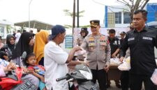 Dalam semangat berbagi dan menebar keberkahan di bulan suci Ramadhan 1446 H, Polres Pidie Jaya telah membagikan 3.500 paket takjil kepada masyarakat. (Foto. Isti)