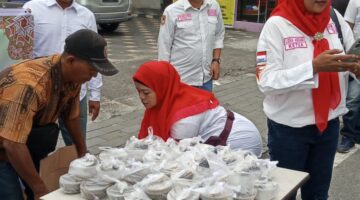 DPW LSM Pakar Sumut Berbagi Takjil di Medan, Warga Sambut Antusias