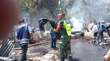 Kebakaran di Desa Penggalangan, TNI Bersama TIM Gabungan Bantu Padamkan Kebakaran