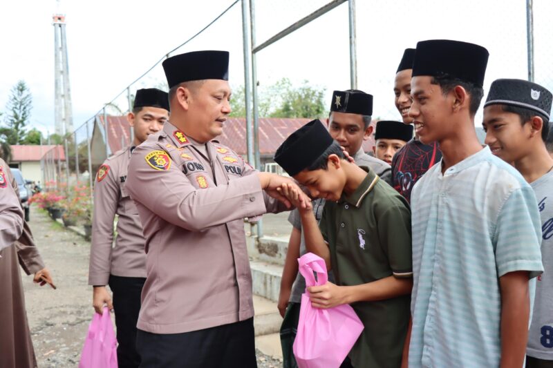 Wujud Kepedulian Di Bulan Ramadhan Kapolres Aceh Besar Berbagi Takjil Di Pesantren Al-Fauzul Kabir