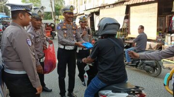 Sat Lantas Polres Tanjungbalai Berbagi Takjil Kepada Pengguna Jalan