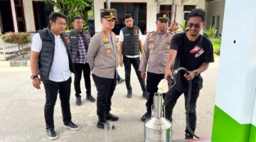 Kapolres Pidie Jaya AKBP Ahmad Faisal Pasaribu, S.H., S.I.K., M.H. melakukan inspeksi mendadak (sidak) ke Pasar Keude Luengputu dan SPBU Paru Cot di Kecamatan Bandar Baru, Kabupaten Pidie Jaya, Rabu (19/3).foto.ist.