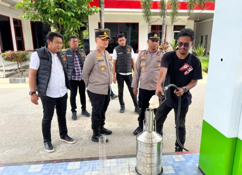 Kapolres Pidie Jaya AKBP Ahmad Faisal Pasaribu, S.H., S.I.K., M.H. melakukan inspeksi mendadak (sidak) ke Pasar Keude Luengputu dan SPBU Paru Cot di Kecamatan Bandar Baru, Kabupaten Pidie Jaya, Rabu (19/3).foto.ist.