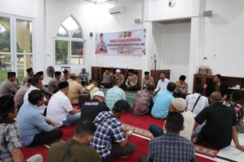 Polres Pidie Jaya menggelar acara Buka Puasa Bersama Insan Pers Kabupaten Pidie Jaya pada Rabu, (19 -3-2025), di Masjid Al Fahri, Mapolres Pidie Jaya. .Foto.Ist