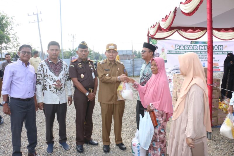 Pemkab  Pidie Jaya Dan Kejari Gelar Pasar Murah di Halaman Kantor Kejari Pidie Jaya.kamis, (20-3-2025) Foto.Ist