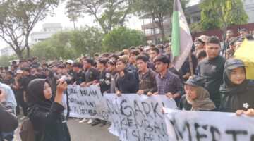 Mahasiswa Gelar Aksi Tolak Dwi Fungsi TNI di DPR Aceh