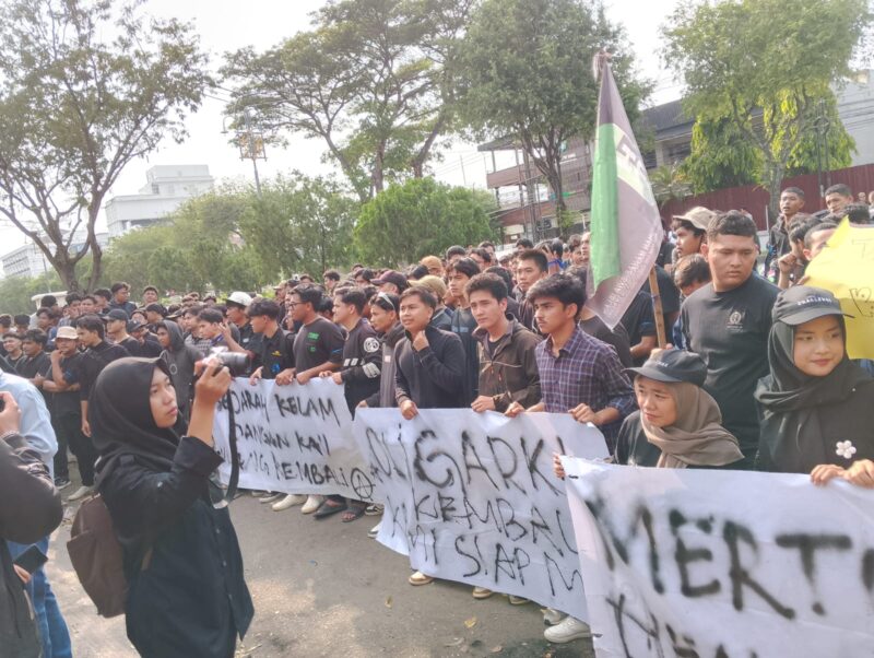 Mahasiswa Gelar Aksi Tolak Dwi Fungsi TNI di DPR Aceh