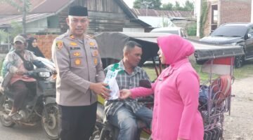 Kapolsek Kuta Baro dan Bhayangkari Bagikan Takjil di Bundaran Lam Ateuk