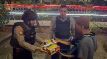 Sambil Patroli, Personel Sat Samapta Polres Langsa Bagikan Sahur Gratis kepada Masyarakat